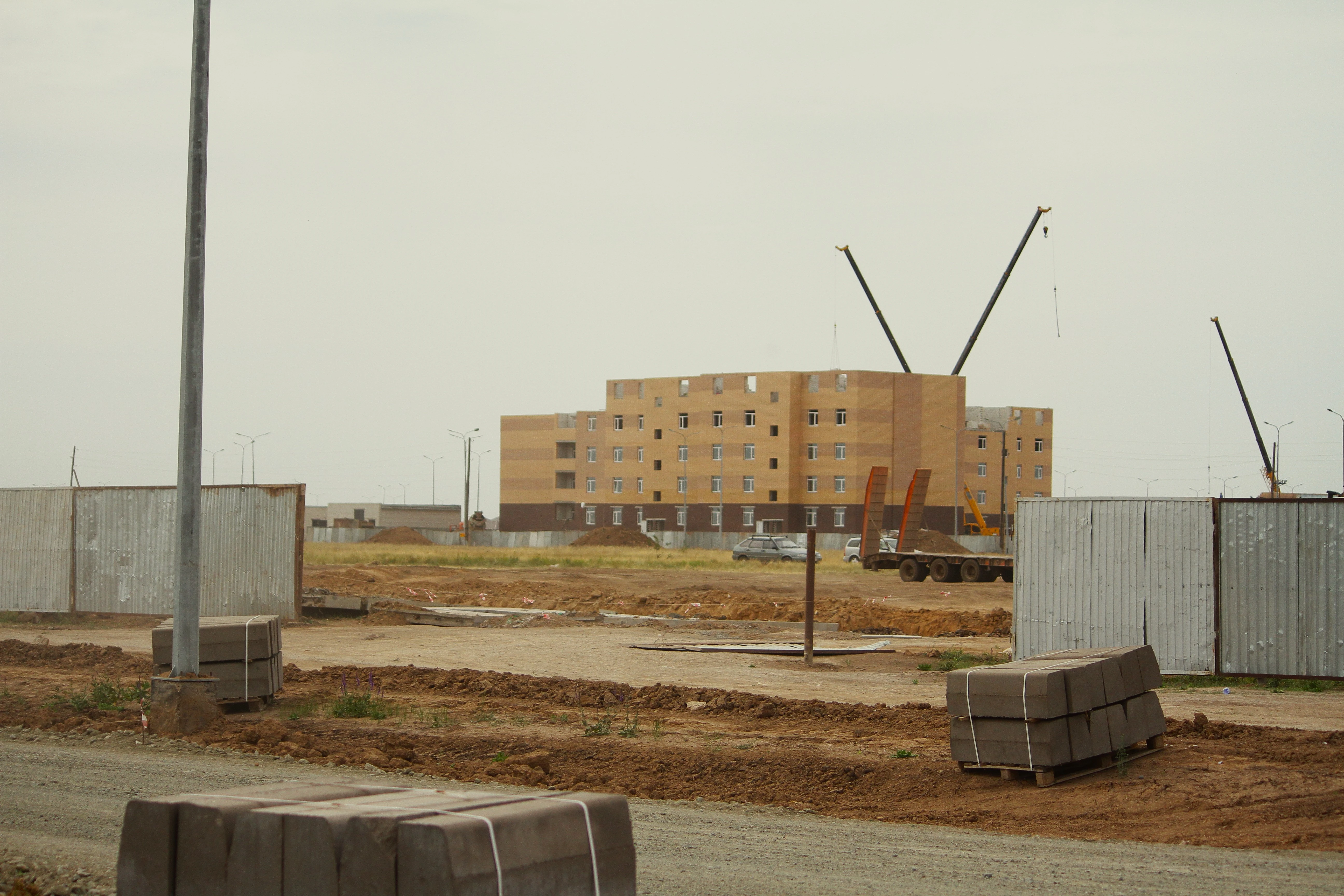 Оралда «Ақжайық» шағын ауданында екі үйдің құрылысы жүріп жатыр